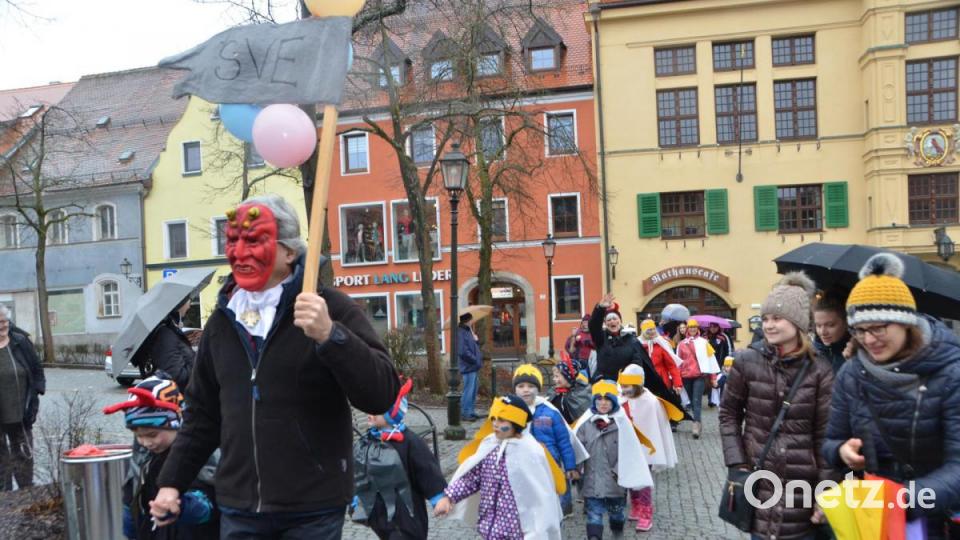 Viele kleine Maschkerer verliehen der Stadt am Mittwoch trotz Regen einen bunten Farbtupfer. Bild: dob