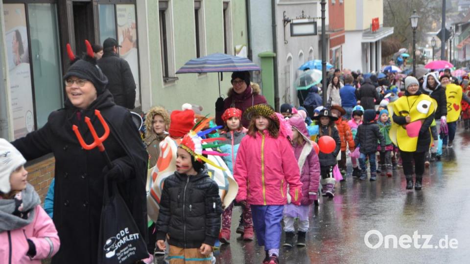 Viele kleine Maschkerer verliehen der Stadt am Mittwoch trotz Regen einen bunten Farbtupfer. Bild: dob
