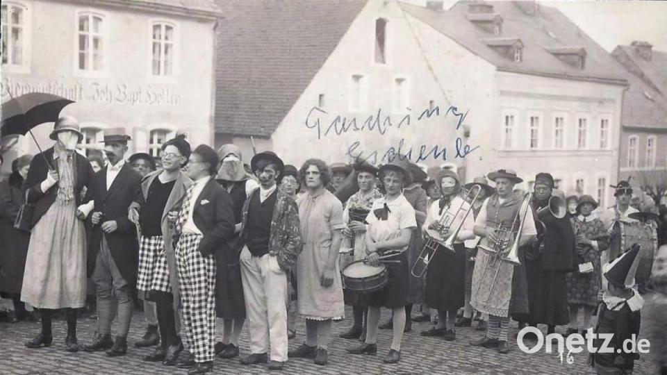 Fasching gehört zum Freizeitvergnügen. Auch das ist ein Thema in der derzeitigen Sonderausstellung des Heimatvereins im „Taubnschusterhaus“. Repro: hev