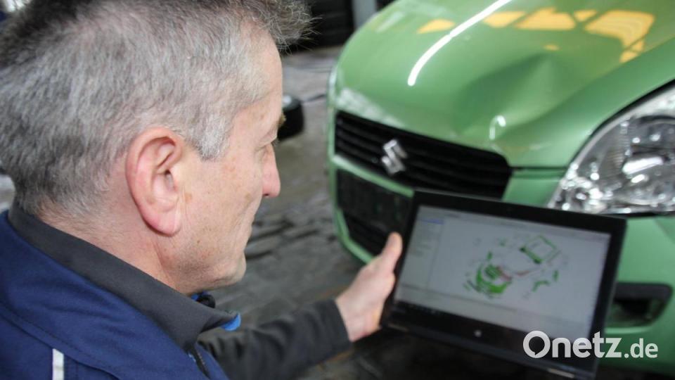 Mittels eines speziellen Programms wird der Unfall am Laptop genauestens erfasst. Bild: Konrad Rosner