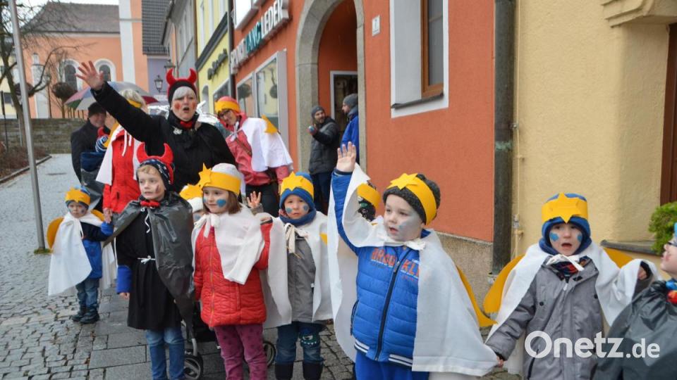 Als Teufel und Engel kostümierten sich die SVE-Kinder. Bild: dob