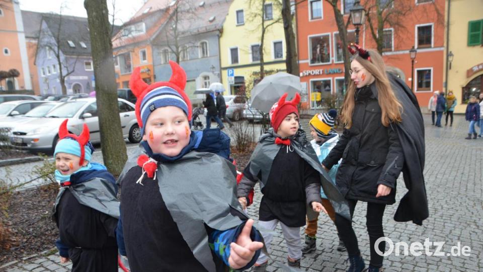 Teufel und Engel vereinten sich beim Faschingsumzug der Kindergärten. Bild: dob