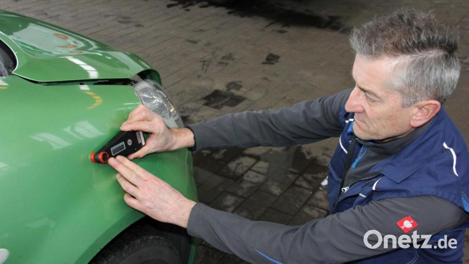 Mit einem speziellen Gerät misst der Kfz-Sachverständige Rudolf Hecht die Lackstärke, um Vorschäden erkennen zu können. Bild: Konrad Rosner