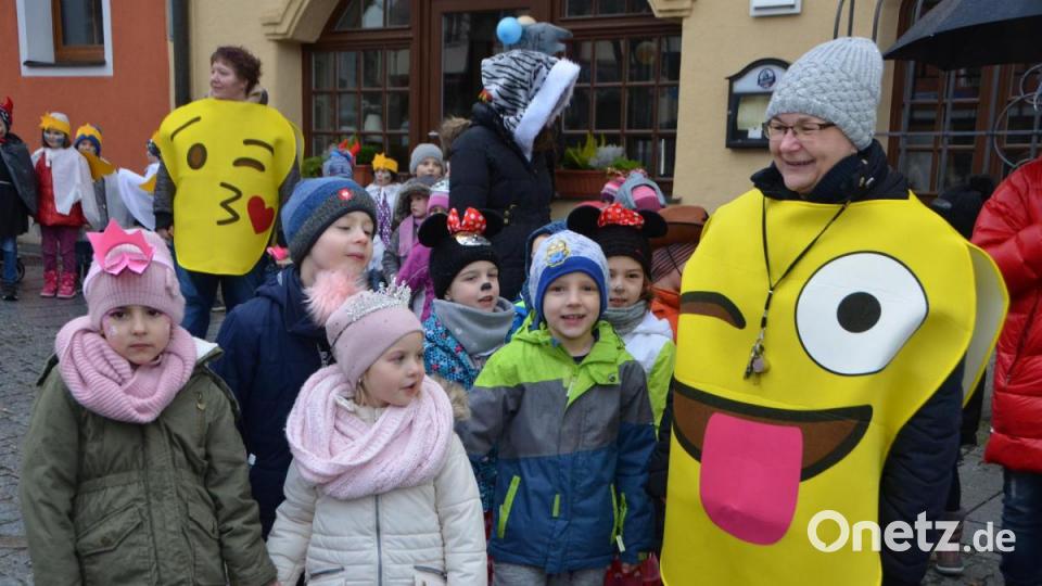 Bunt gemischt präsentierte sich heuer erstmals wieder die katholische Kindertagesstätte Don Bosco mit den Vorschulkindern beim Faschingsumzug. Emojis in allen Variationen waren zu sehen. Bild: dob