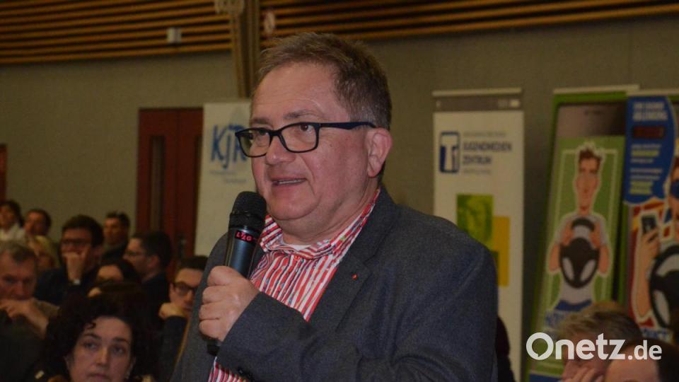 Gunar Prauschke aus Tirschenreuth meldet sich als Betriebsrat der Kliniken Nordoberpfalz AG zu Wort. Er sorgt sich um die Tarifbindung in den Krankenhäusern. Bild: Benkhardt