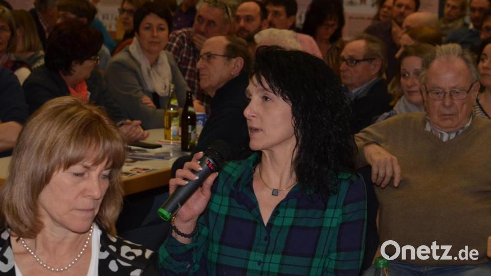 Stellvertretende Kreisbehinderten-Beauftragte Doris Scharnagl-Lindinger (Mitterteich) bringt die vielerorts fehlende Barrierefreiheit zur Sprache. Bild: Benkhardt
