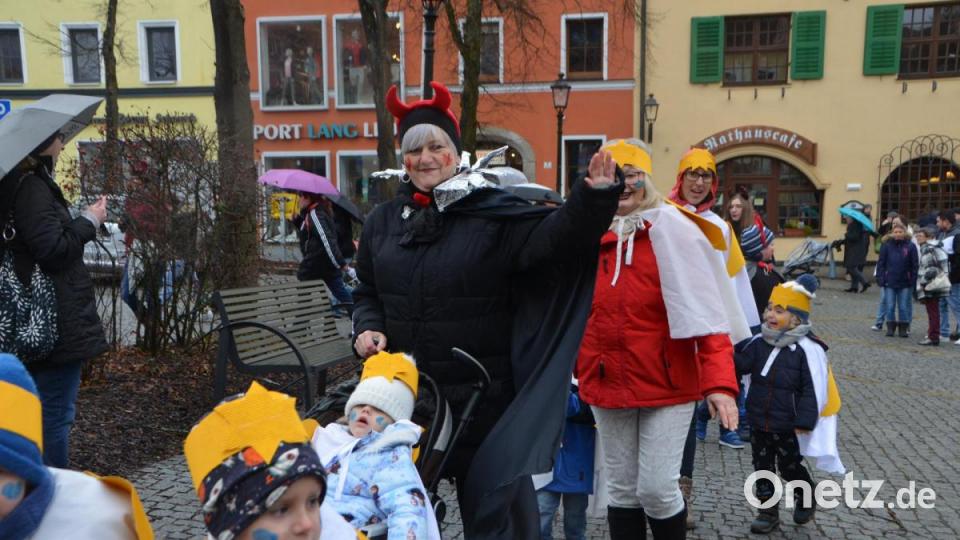 Teufel und Engel vereinten sich beim Faschingsumzug der Kindergärten. Bild: dob
