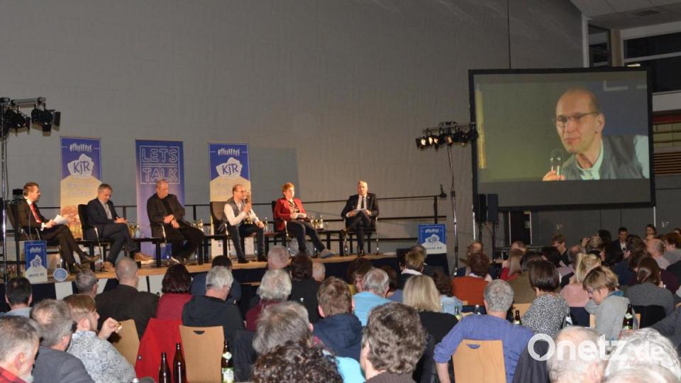 Die Diskussion wird auf Großleinwand übertragen. Bild: Benkhardt