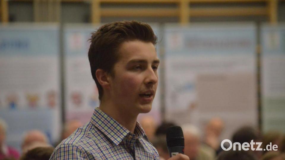 Benjamin Schindler aus Brand will die Meinung der Kandidaten zu einer &quot;Großen Landstadt Fichtelgebirge&quot; wissen. Bild: Benkhardt