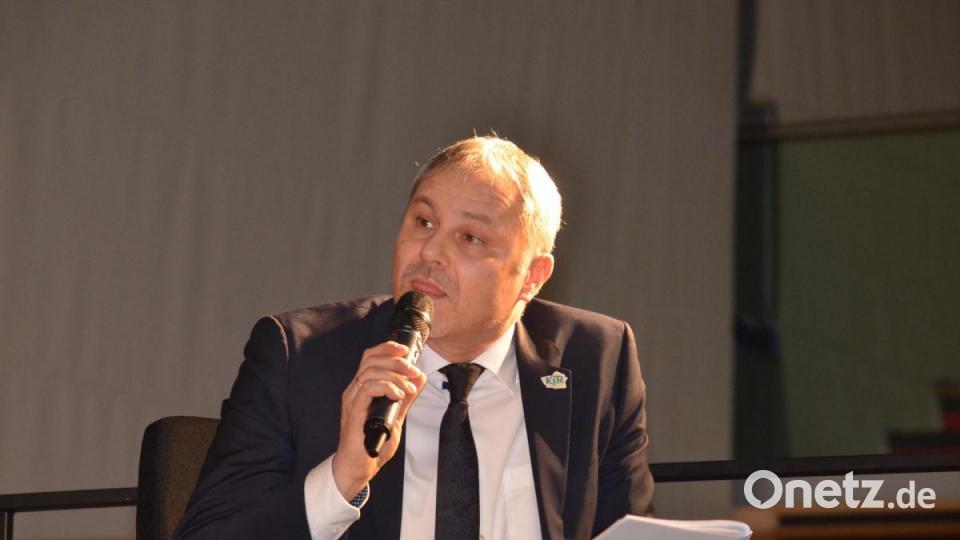 Jürgen Preisinger führt souverän durch den Abend. Lediglich mit der &quot;Großen Landstadt&quot; Fichtelgebirge kann er nichts anfangen. Bild: Benkhardt