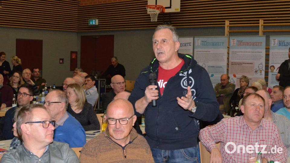 Winfried Neubauer aus Waldershof will von den vier Kandidaten wissen, wie sie entscheiden würden, wenn ein Unternehmen wie Tesla sich im Landkreis ansiedeln würde und es dann ganz massive Proteste und Probleme gebe. Bild: Benkhardt