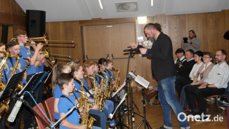 Markus König dirigiert die "Youngsters" mit großer Energie und die Nachwuchsmusiker geben alles. Bild: Schönberger, Ferdinand [fsb]