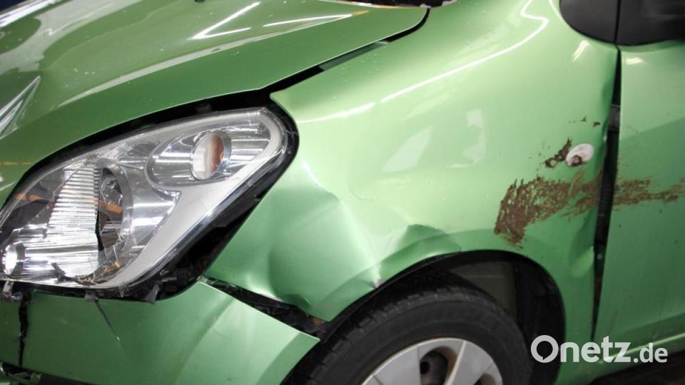 Einen gravierenden Schaden hat dieses Auto durch einen Wildunfall abbekommen. Bild: Konrad Rosner