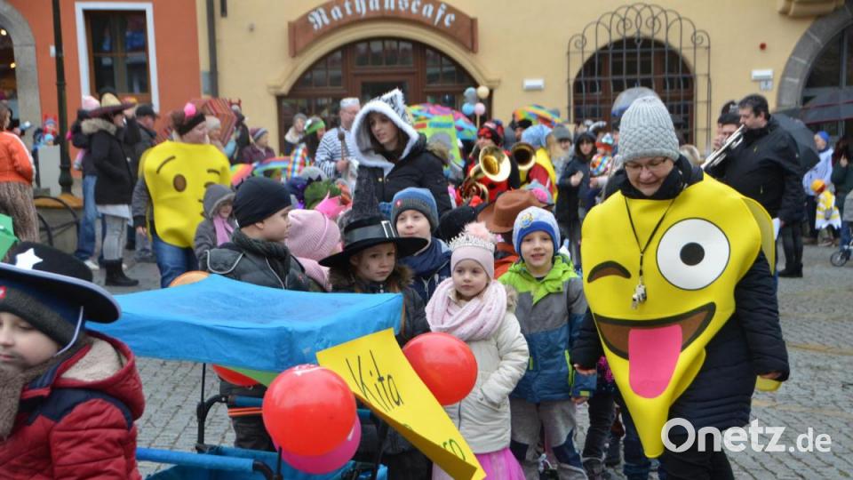 Viele kleine Maschkerer verliehen der Stadt am Mittwoch trotz Regen einen bunten Farbtupfer. Bild: dob
