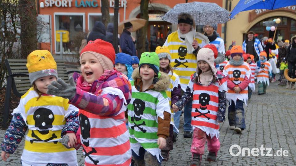 Viele kleine Maschkerer verliehen der Stadt am Mittwoch trotz Regen einen bunten Farbtupfer. Bild: dob