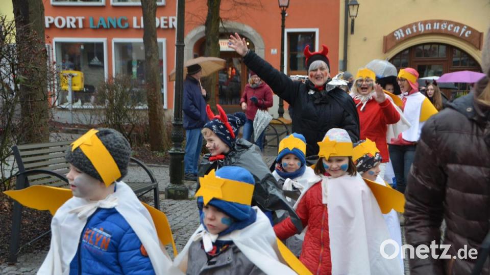 Viele kleine Maschkerer verliehen der Stadt am Mittwoch trotz Regen einen bunten Farbtupfer. Bild: dob