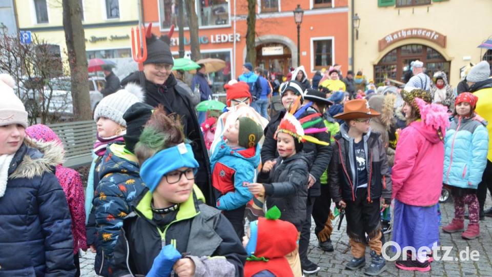 Viele kleine Maschkerer verliehen der Stadt am Mittwoch trotz Regen einen bunten Farbtupfer. Bild: dob