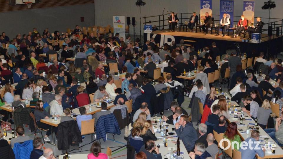 Die Resonanz ist riesengroß. Über 500 Zuhörer nehmen in der Mehrzweckhalle Platz. Bild: Benkhardt