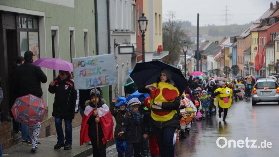 Viele kleine Maschkerer verliehen der Stadt am Mittwoch trotz Regen einen bunten Farbtupfer. Bild: dob