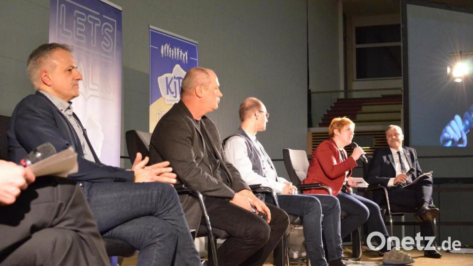 Nacheinander werden die Meinungen von Roland Grillmeier (CSU), Thomas Döhler (SPD), Ely Eibisch (FW) und Anna Toman (Grüne, von links) abgefragt. Rechts Moderator und Kreisjugendring-Vorsitzender Jürgen Preisinger. Bild: Benkhardt