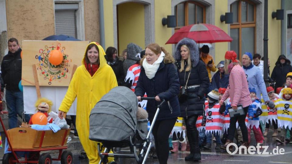 Viele kleine Maschkerer verliehen der Stadt am Mittwoch trotz Regen einen bunten Farbtupfer. Bild: dob