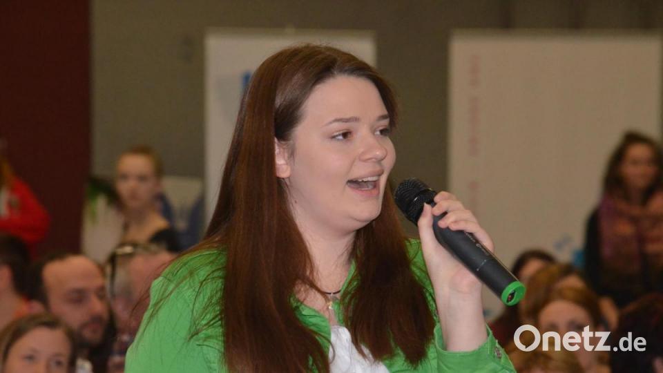 Madeleine Schneider aus Pechbrunn (17) bringt das Thema Jugendparlament zur Sprache. Bild: Benkhardt
