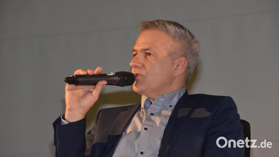 CSU-Kandidat Roland Grillmeier darf als erster ran. Der Moderator will wissen, was er auf eine einsame Insel mitnehmen würde. Die Antwort: das Bayernwappen. Bild: Benkhardt