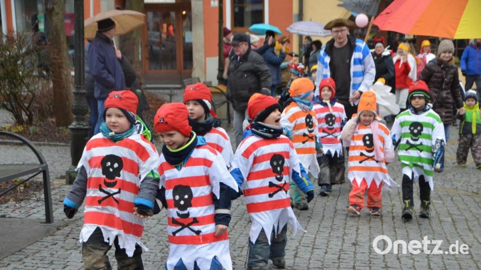 Viele kleine Maschkerer verliehen der Stadt am Mittwoch trotz Regen einen bunten Farbtupfer. Bild: dob