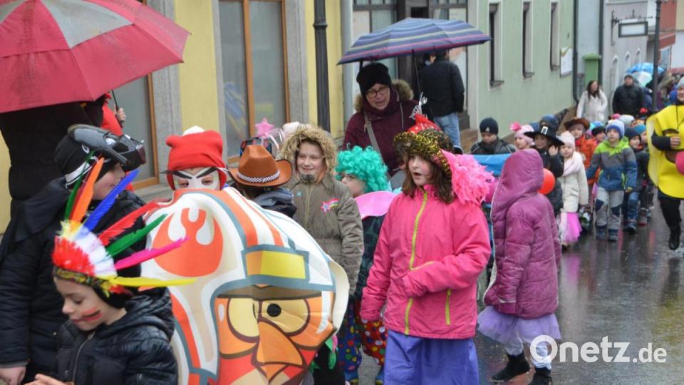 Viele kleine Maschkerer verliehen der Stadt am Mittwoch trotz Regen einen bunten Farbtupfer. Bild: dob