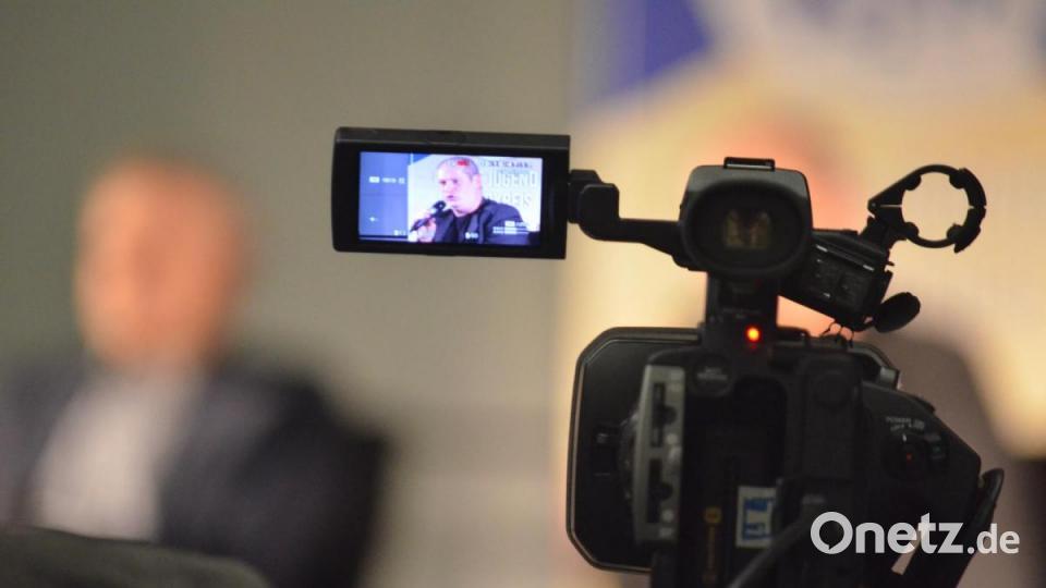 Die Podiumsdiskussion wird vom Medienzentrum T1 auf Großleinwand übertragen. Bild: Benkhardt