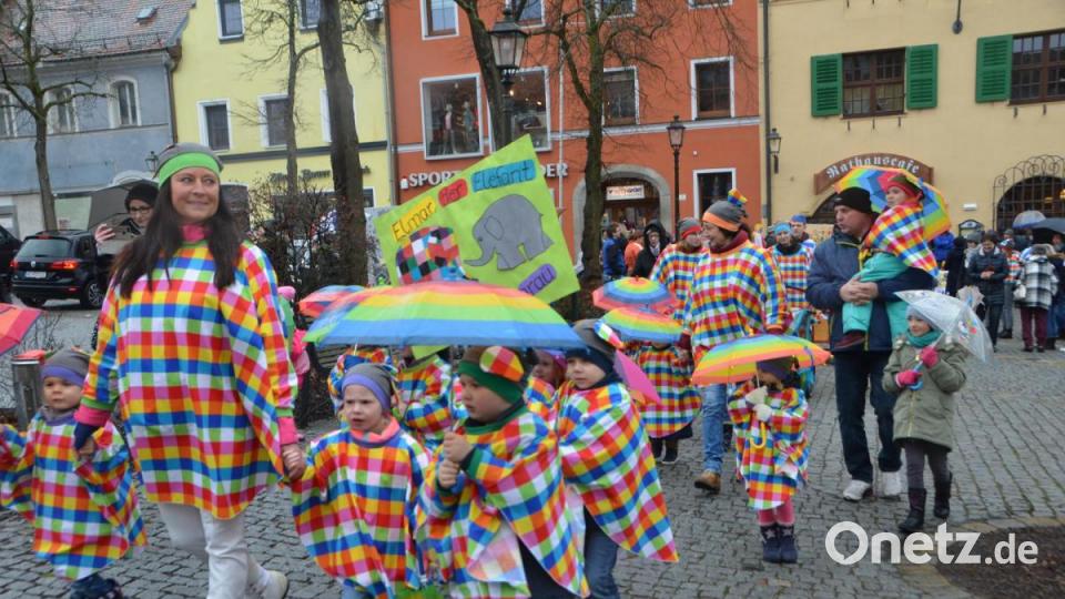 Viele kleine Maschkerer verliehen der Stadt am Mittwoch trotz Regen einen bunten Farbtupfer. Bild: dob