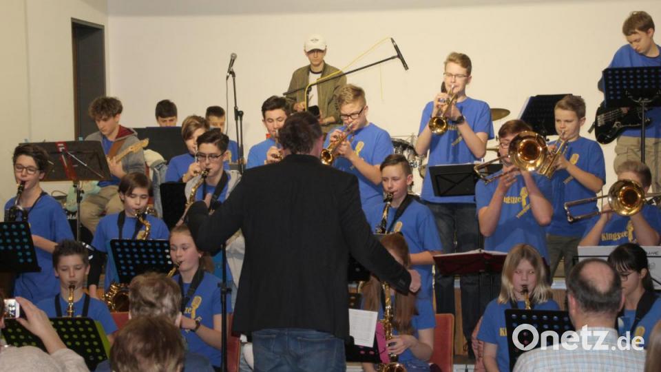 Markus König dirigiert seine "Youngsters" mit viel Energie. Bild: Schönberger, Ferdinand [fsb]