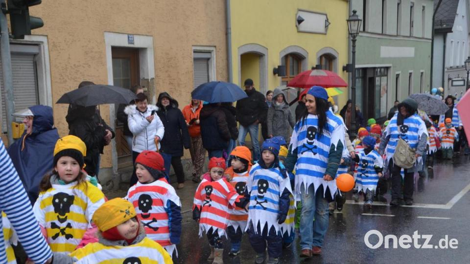 Viele kleine Maschkerer verliehen der Stadt am Mittwoch trotz Regen einen bunten Farbtupfer. Bild: dob