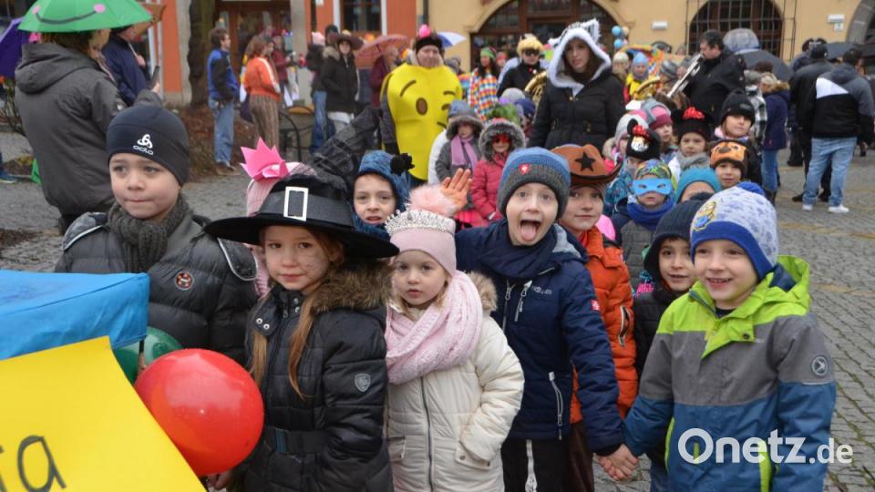 Viele kleine Maschkerer verliehen der Stadt am Mittwoch trotz Regen einen bunten Farbtupfer. Bild: dob