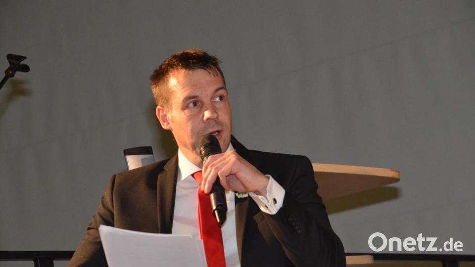 Andreas Malzer stellt bei der Podiumsdiskussion zur Landratswahl im Landkreis Tirschenreuth sein Parteibuch hintenan. Er behandelt alle Kandidaten gleich. Bild: Benkhardt