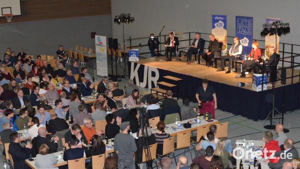 Die Kandidaten sitzen erhöht, damit man sie auch von hinten noch gut sehen kann. Bild: Benkhardt