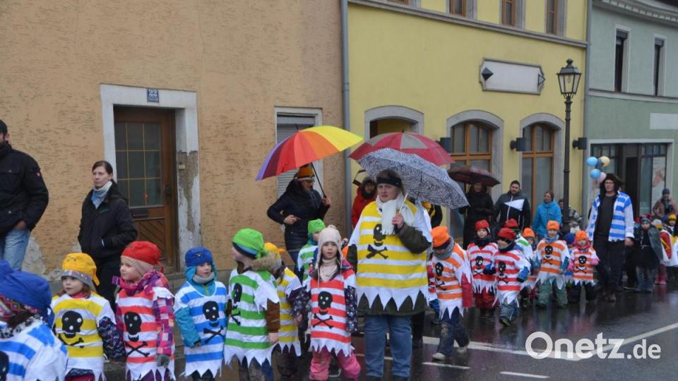 Viele kleine Maschkerer verliehen der Stadt am Mittwoch trotz Regen einen bunten Farbtupfer. Bild: dob