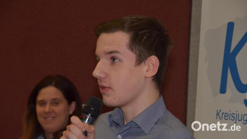Fabian Ernstberger erkundigt sich nach der Meinung der Kandidaten zum Wahlrecht ab 16 Jahren. Bild: Benkhardt