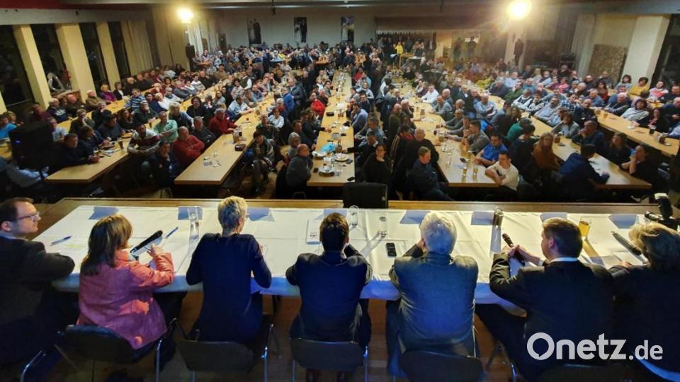 Auf großes Interesse stieß die Podiumsdiskussion in Schwarzenfeld. Bild: Benjamin Tietz