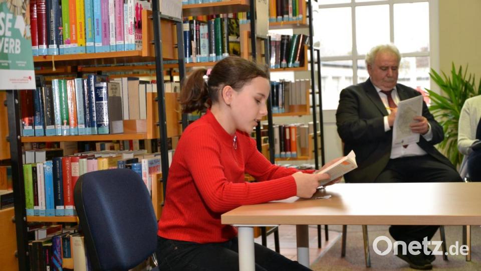 Ricarda Baum liest aus dem Buch &quot;Der geheime Kontinent&quot; von Autor Thilo. Mit im Bild ist Zweiter Bürgermeister Peter Gold. Er saß in der Jury. Bild: sfo