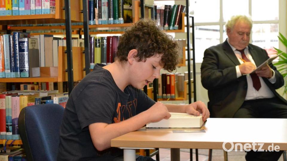 Tim Schaffer liest aus dem Buch &quot;Spiegelgasse&quot; von Autor Sascha Blum. Im Hintergrund Jurymitglied Peter Gold, Tirschenreuths Zweiter Bürgermeister. Bild: sfo