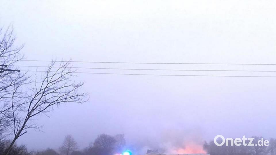 Als die Feuerwehren eintrafen, stand der Schweinestall lichterloh in Flammen. Lange Schaluchleitungen mussten verlegt werden. Bild: Feuerwehr Wolfsbach
