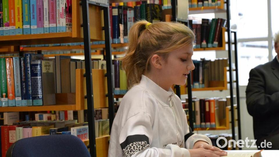 Laura Siller liest aus einem Buch von Autor Joachim Friedrich. Bild: sfo