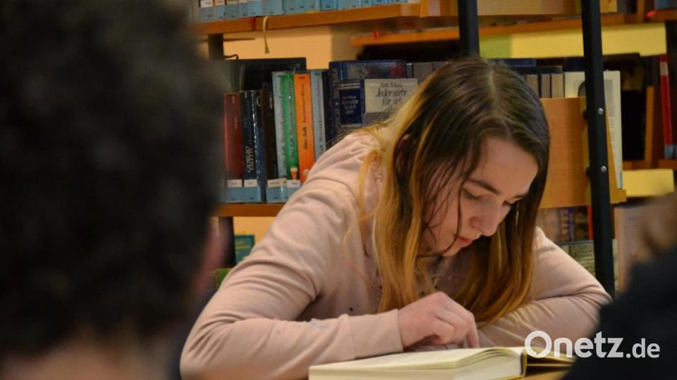 Xenia Baisi liest aus dem Buch &quot;Hundeglück muss man haben&quot; von Autorin Nikola Huppertz. Bild: sfo