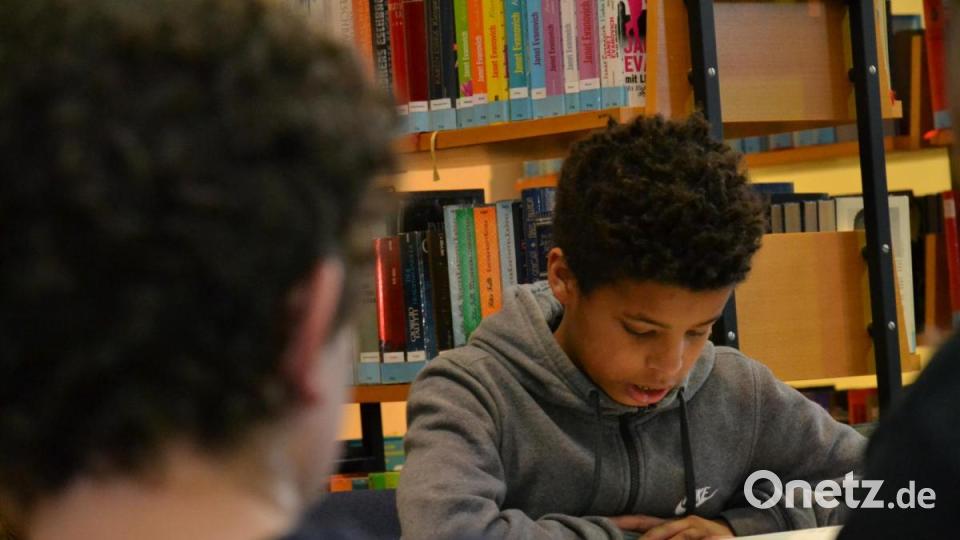 Tyrek Schmelzer liest aus dem Buch &quot;Young Agents&quot; von Autor Andreas Schlüter. Bild: sfo