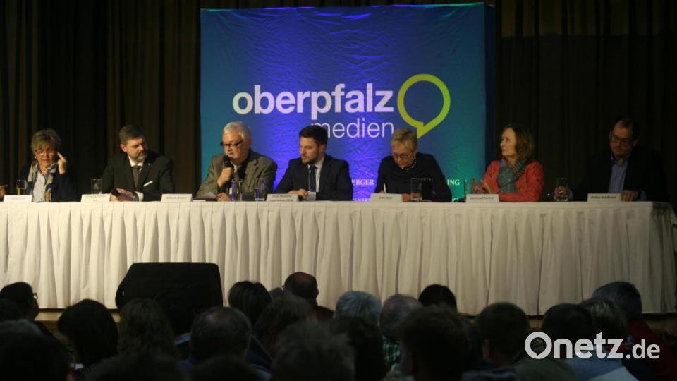 Auf großes Interesse stieß die Podiumsdiskussion in Schwarzenfeld. Bild: Benjamin Tietz