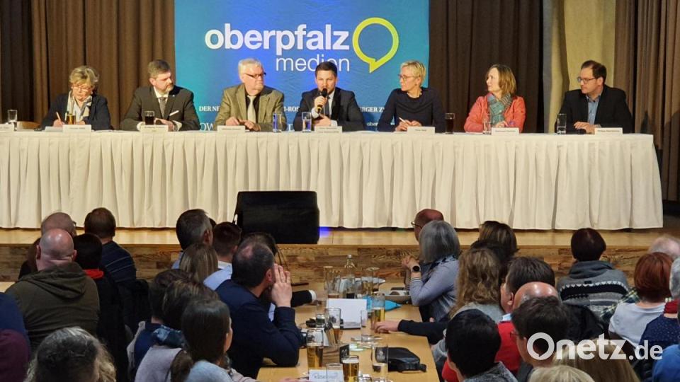 Auf dem Podium in der Miesberg-Stuben stellten sich die Bürgermeisterkandidaten Peter Neumeier (Mitte) und Wolfgang Prebeck (Zweiter von links) den Fragen der Redaktion von Oberpfalz-Medien/Der neue Tag. Bild: Benjamin Tietz