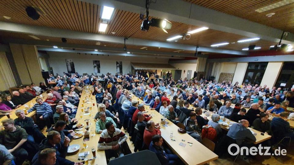 Auf großes Interesse stieß die Podiumsdiskussion in Schwarzenfeld. Bild: Benjamin Tietz