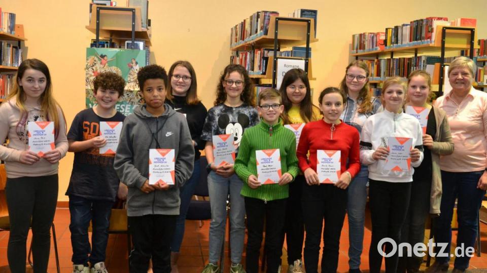 Die Schüler, die beim Kreisentscheid des Vorlesewettbewerbs in der Stadtbücherei Tirschenreuth gelesen haben, gemeinsam mit Bücherei-Leiterin Cornelia Kolzenburg (rechts). Jeder Schüler hat am Ende eine Urkunde bekommen. Bild: sfo