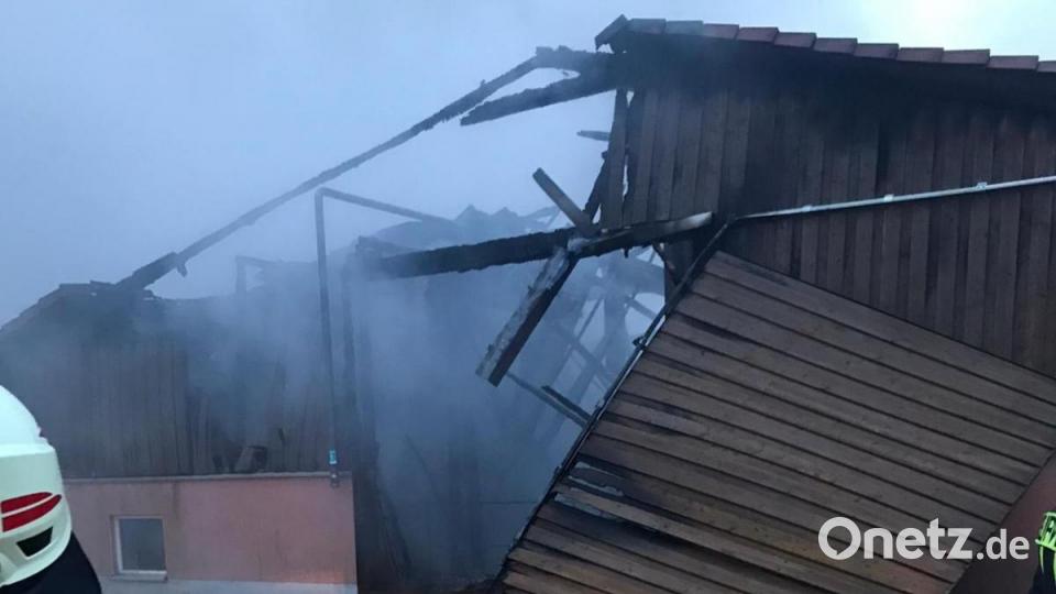 Der Schweinestall ist komplett zerstört. Bild: Feuerwehr Haselbach